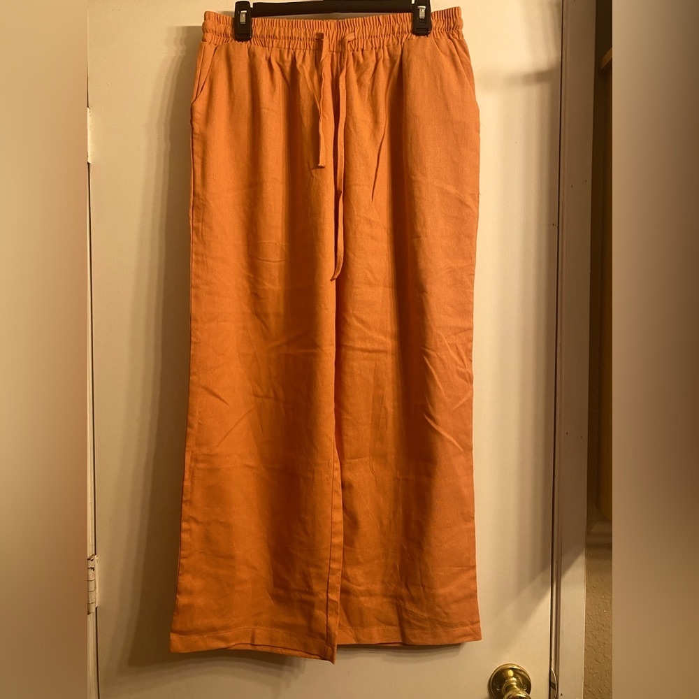 Womens Pants XL peach color straight Leg. Two pockets in front.